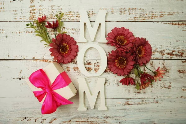Fête Des Mères Fond Avec Maman Alphabet Lettres Fleurs Boîte — Photo