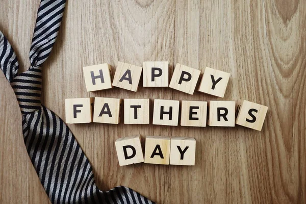Mutlu Babalar Günü Alfabesi Harfleri Tahta Arka Planda Kravat — Stok fotoğraf