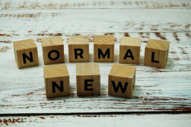 Ahşap arkaplanda Yeni Normal alfabe harfi
