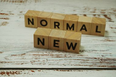 Ahşap arkaplanda Yeni Normal alfabe harfi