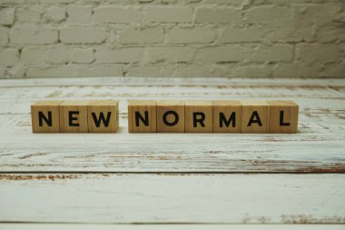 Ahşap arkaplanda Yeni Normal alfabe harfi