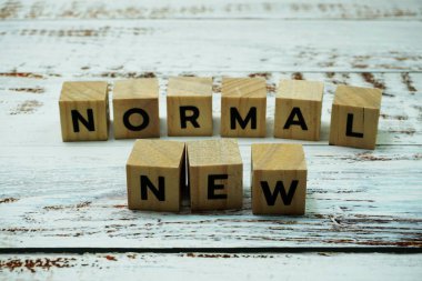 Ahşap arkaplanda Yeni Normal alfabe harfi