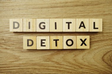 Ahşap arkaplanda Dijital Detox alfabe harfi