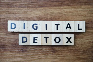 Ahşap arkaplanda Dijital Detox alfabe harfi