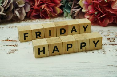 Ahşap zemin üzerine Mutlu Cuma alfabesi harfleri