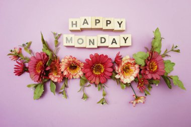 Mor arka planda pembe çiçek desenli Pazartesi alfabesi mektuplarınız kutlu olsun.