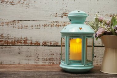 Mavi Fener dekoratifi. Ahşap zemin üzerinde yer kopyası olan mumlar.