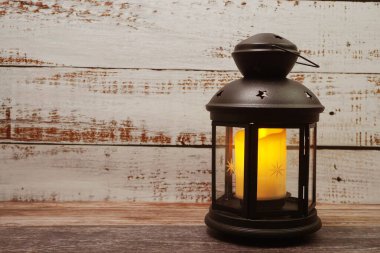 Ahşap zemin üzerinde yer kopyası olan mumlarla Kara Fener dekoratifi