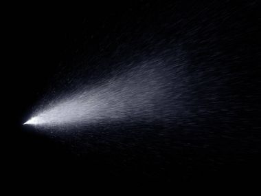 Su sis sprey damla siyah arka plan üzerine izole hareket ile.