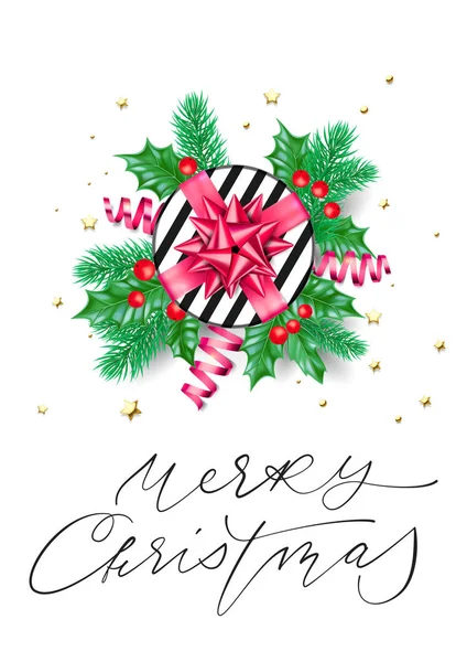 Веселого Різдва свято рука витягнути каліграфії текст для шаблон оформлення листівки фону. Вектор рожевий подарунок на ялинку Холлі вінок прикраси і золоті стрічки конфетті — стоковий вектор