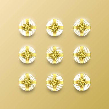 Noel hediye kutusu altın şerit yay ve kağıt ambalaj mevcut desen noktalı. Vektör Noel altın folyo hediye kutuları üzerinde izole altın arka plan yeni yıl tatili veya doğum günü tebrik kartı için ayarla