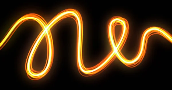 光波尾迹效应与霓虹灯的螺旋形尾迹路径，黄色和橙色的金亮闪焰。 光纤线发光，火光在黑色背景上旋转旋转 — 图库照片