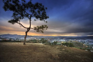 günbatımı üzerinde vadi içinde şehir Da Lat, Viet Nam
