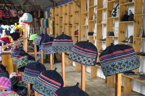 Brokar, giysileri ve el dokuması şapkalar etnik azınlık insan satan Dükkanı