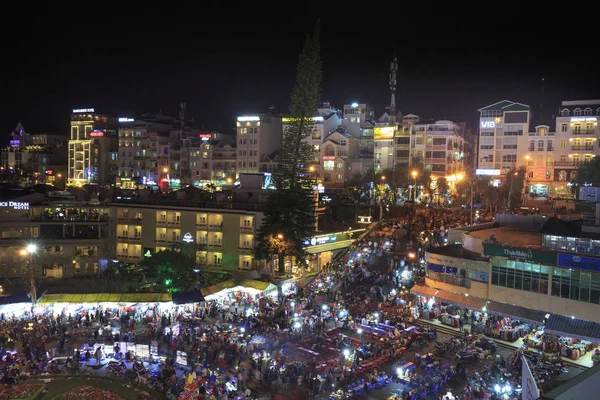 Mercado noturno em Da Lat cidade — Fotografia de Stock