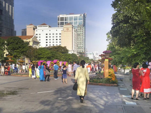 People and tourists on Nguyen Hue walking street to welcome the new year — Stock Photo, Image