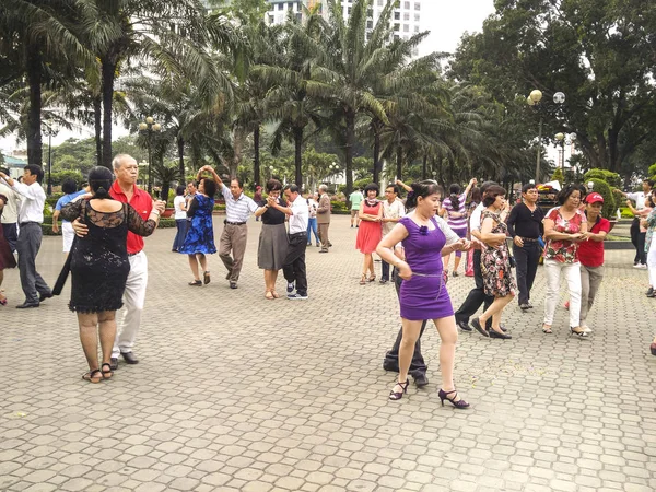 Session de formation d'un club de danse local dans le parc Hoang Van Thu — Photo