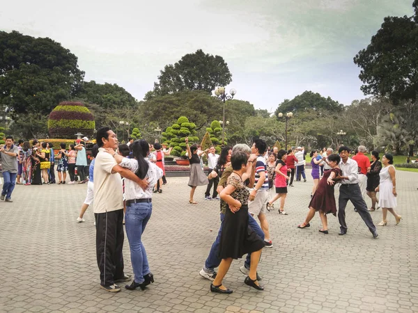 Training session of a local dance club in Hoang Van Thu Park — Stock Photo, Image