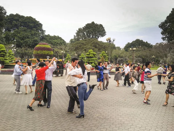 Session de formation d'un club de danse local dans le parc Hoang Van Thu — Photo