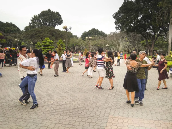 Training session of a local dance club in Hoang Van Thu Park — Stock Photo, Image