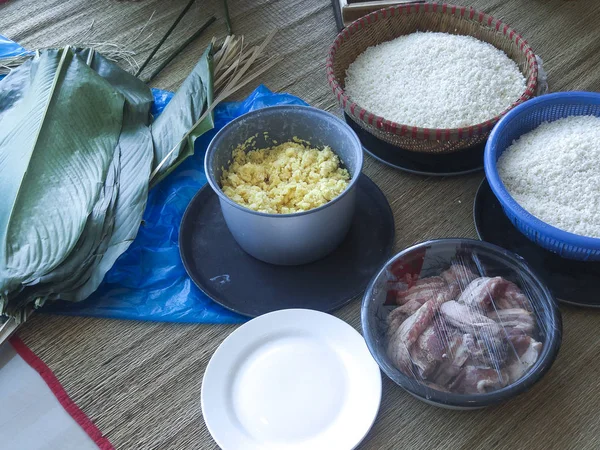 Certains matériaux pour faire des gâteaux vietnamiens — Photo