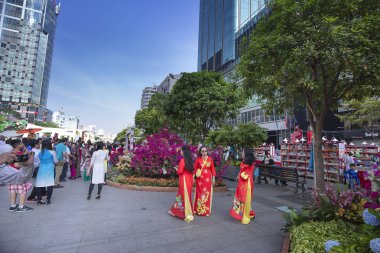Vietnamca insanlar ve turistler mutlu bahar atmosferinin keyfini çıkarın olduğunu