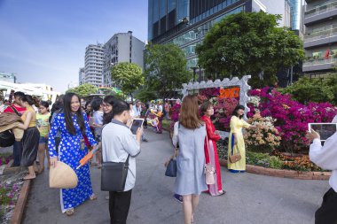 Vietnamca insanlar ve turistler mutlu bahar atmosferinin keyfini çıkarın olduğunu