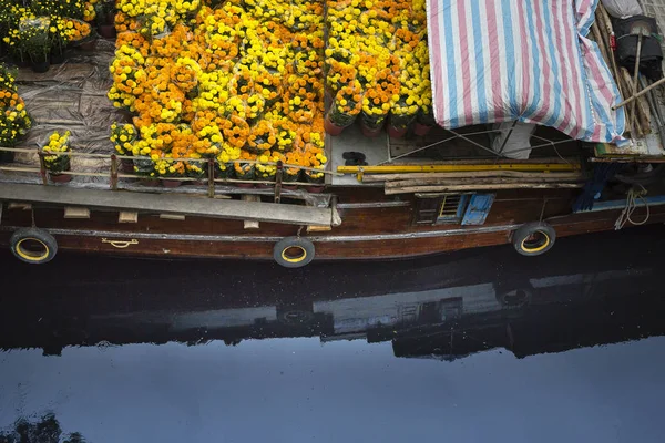 Kwiat łodzie w targu kwiatowego na Binh Dong wharf w Hcmc — Zdjęcie stockowe