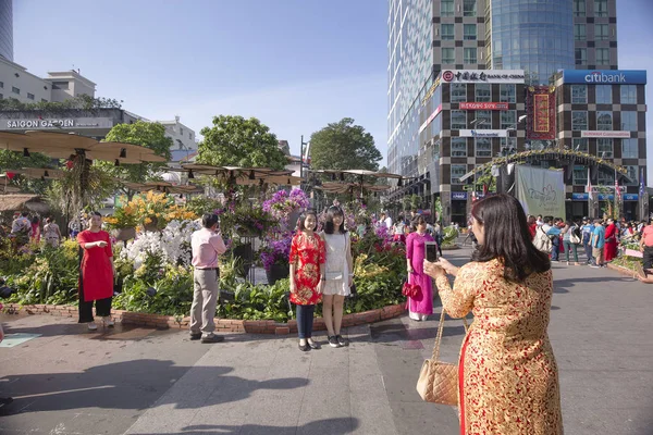 Les Vietnamiens et les touristes étaient heureux de profiter de l'atmosphère du printemps — Photo