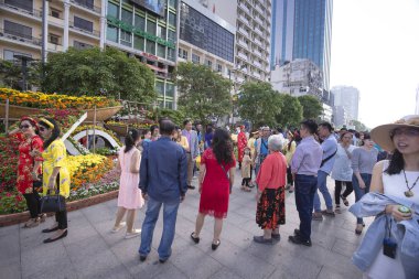 Vietnamca insanlar ve turistler mutlu bahar atmosferinin keyfini çıkarın olduğunu