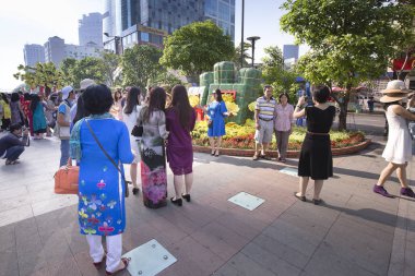 Vietnamca insanlar ve turistler mutlu bahar atmosferinin keyfini çıkarın olduğunu