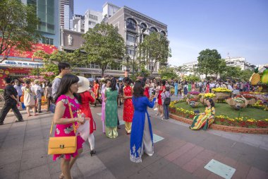 Vietnamca insanlar ve turistler mutlu bahar atmosferinin keyfini çıkarın olduğunu