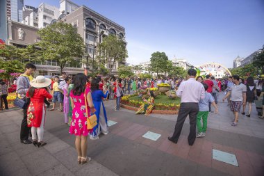Vietnamca insanlar ve turistler mutlu bahar atmosferinin keyfini çıkarın olduğunu