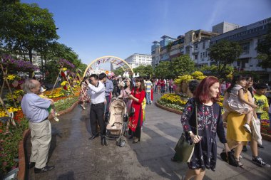 Vietnamca insanlar ve turistler mutlu bahar atmosferinin keyfini çıkarın olduğunu