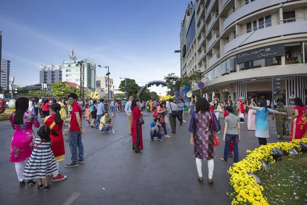 Les Vietnamiens et les touristes étaient heureux de profiter de l'atmosphère du printemps — Photo