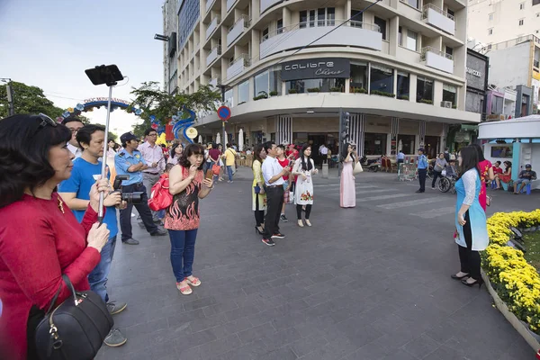 Les Vietnamiens et les touristes étaient heureux de profiter de l'atmosphère du printemps — Photo