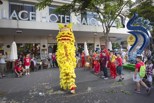 Danse du lion au Nouvel An lunaire à Ho Chi Minh-ville — Photo