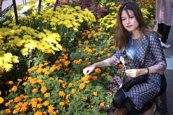 Belle jeune fille avec robe longue traditionnelle dans une atmosphère charmante au Nouvel An lunaire — Photo