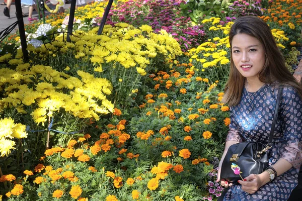 在农历新年迷人的气氛中, 在迷人的气氛中穿着传统长裙的美丽少女 — 图库照片