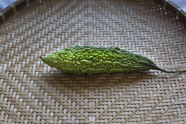 Melón amargo sobre fondo de bambú —  Fotos de Stock