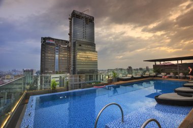 bir binanın içinde şehir, Ho Chi Minh City alacakaranlıkta terasında yüzme havuzu