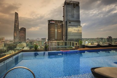 bir binanın içinde şehir, Ho Chi Minh City alacakaranlıkta terasında yüzme havuzu