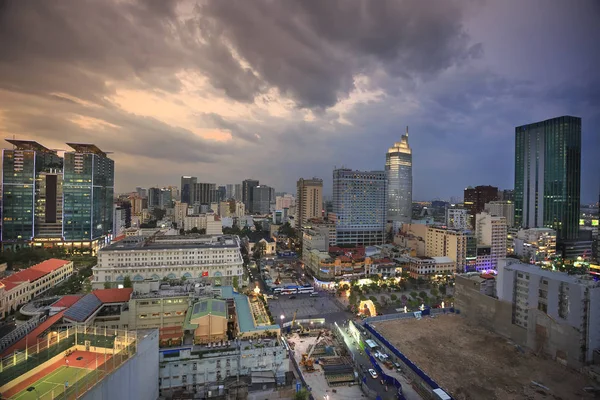 Ho Chi Minh City yüksekliği gece karanlığında görüntülemek