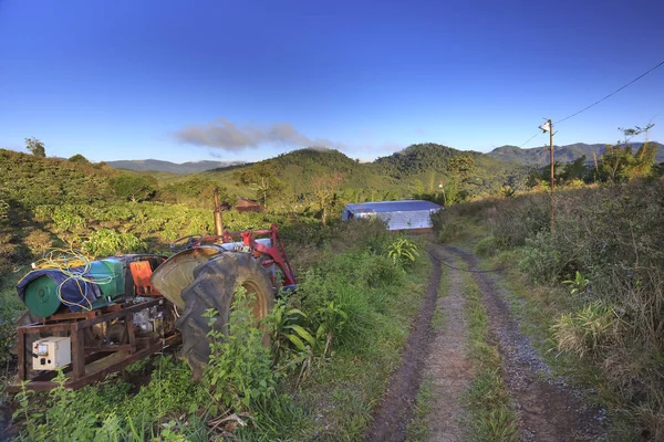 Kırmızı çok fonksiyonlu traktör kahve Ekim alanındaki 