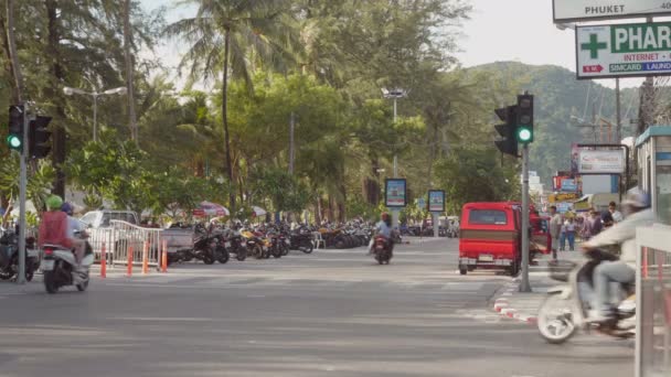 Patong, PHUKET, Tailândia - JULHO 2015: Tráfego de rua em Phuket Tailândia — Vídeo de Stock