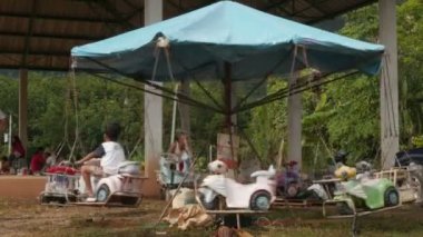 Patong, Phuket, Tayland- Temmuz 2016: Tayland eyaletinde atlıkarınca