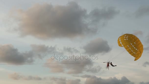 降落伞在热带的海滩上 — 图库视频影像