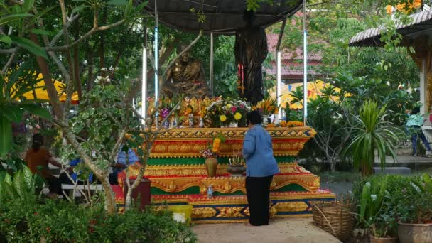KOH SAMUI, THAILAND- JULHO 2016: mulher orando em um templo — Vídeo de Stock