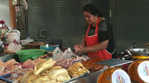 КОХ-САМУИ, ТАЙЛАНД - Июль 2016 года: продажа мяса на рынке Таиланда — стоковое видео