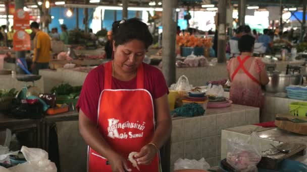 КОХ САМУИ, ТАЙЛАНД - Июль 2016: Рынок Таиланда очищает креветок — стоковое видео